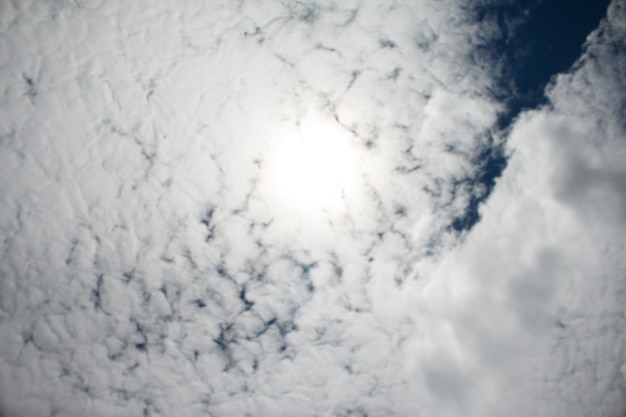 Fond de ciel bleu avec des nuages.