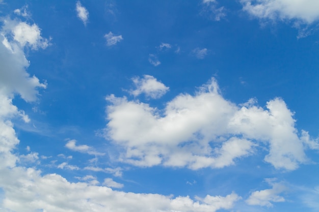 Fond de ciel bleu et nuages