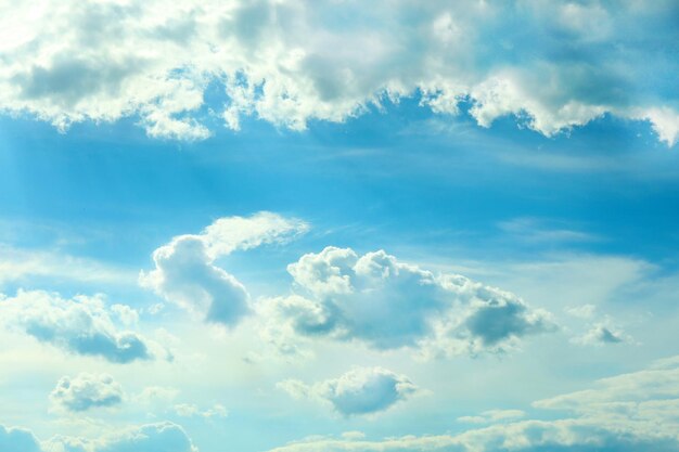 fond de ciel bleu avec des nuages