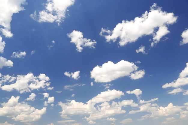 fond de ciel bleu avec des nuages