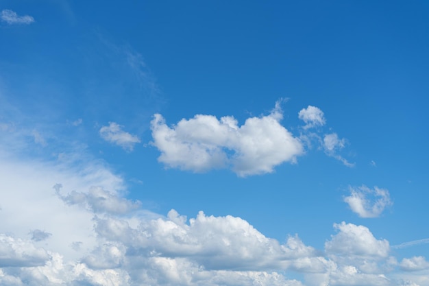 Fond de ciel bleu avec des nuages