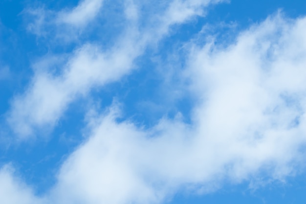 Fond de ciel bleu avec des nuages