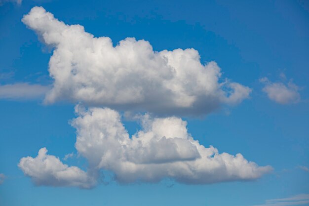 Photo fond de ciel bleu avec des nuages