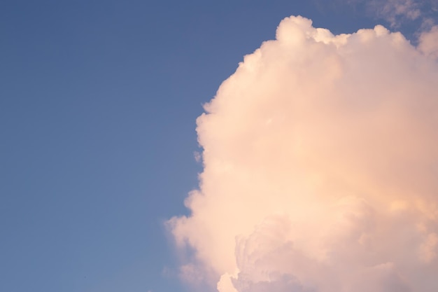 Fond de ciel bleu avec des nuages