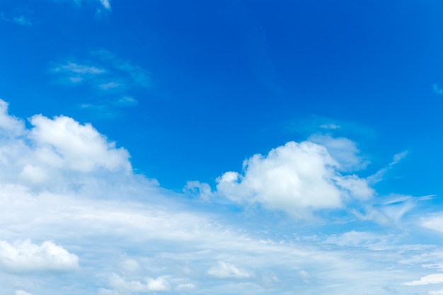 Photo fond avec ciel bleu et nuages