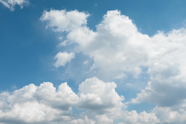 fond de ciel bleu avec des nuages