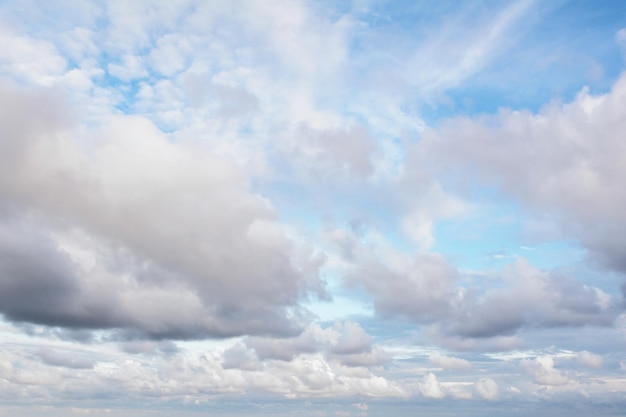 Photo fond de ciel bleu avec des nuages