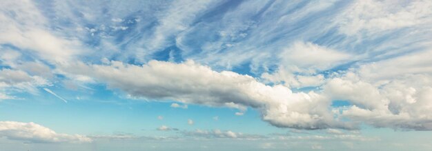 Photo fond de ciel bleu avec des nuages