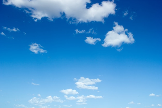 Fond de ciel bleu avec nuageux.