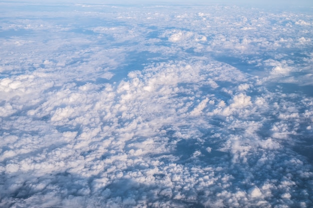 Fond de ciel bleu avec nuageux