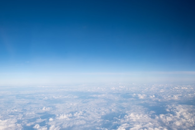 Fond de ciel bleu avec nuageux