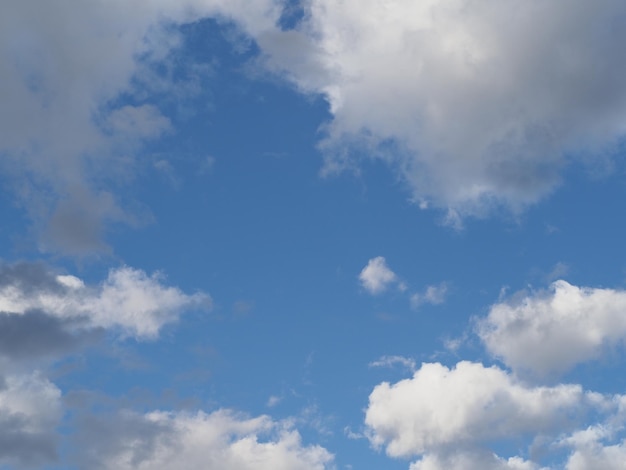 Fond de ciel bleu nuageux