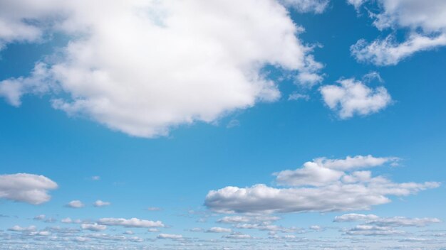 fond de ciel bleu avec panorama de petits nuages