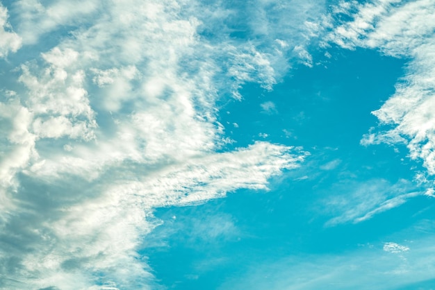 fond de ciel bleu avec panorama de petits nuages