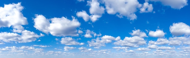 Photo fond de ciel bleu avec panorama de petits nuages