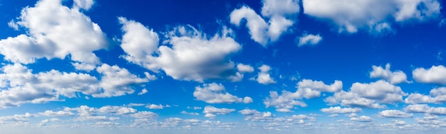 fond de ciel bleu avec panorama de petits nuages