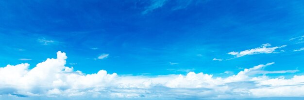 Photo fond de ciel bleu avec de petits nuages panorama