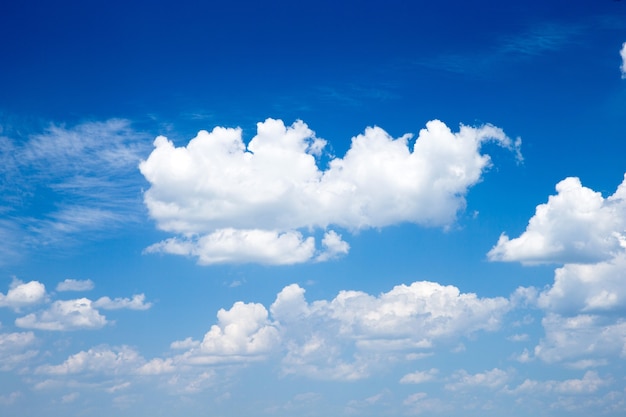 Fond de ciel bleu avec de petits nuages