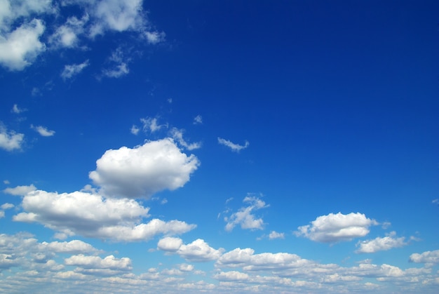 Fond de ciel bleu avec de petits nuages