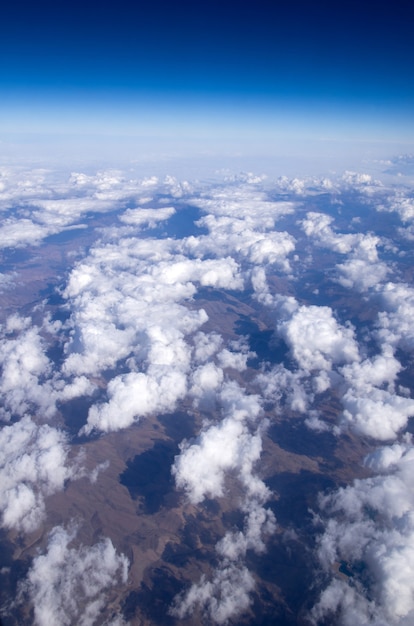 Fond de ciel bleu avec de petits nuages