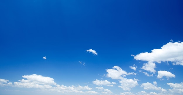 Fond de ciel bleu avec de petits nuages