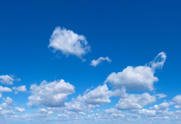 Fond de ciel bleu avec de petits nuages