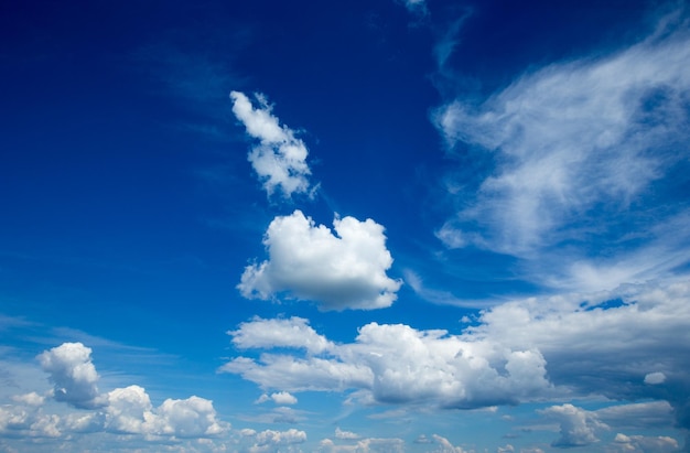 Fond de ciel bleu avec de petits nuages