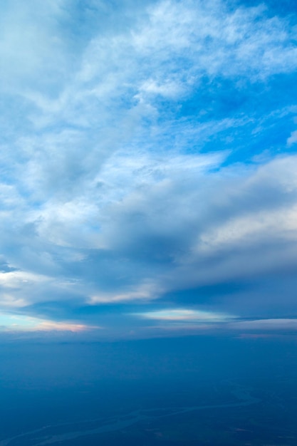 Fond de ciel bleu avec de petits nuages