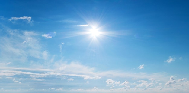 Fond de ciel bleu avec de petits nuages