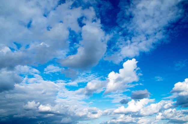 Fond de ciel bleu avec de petits nuages