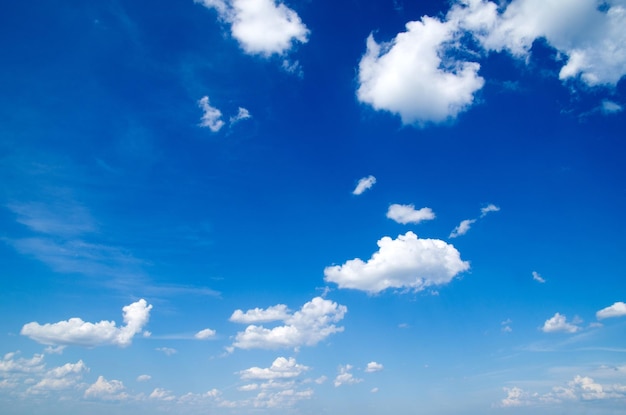 Fond de ciel bleu avec de petits nuages