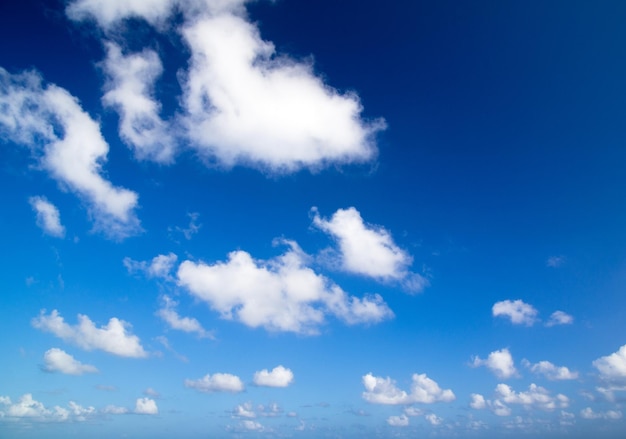 Fond de ciel bleu avec de petits nuages