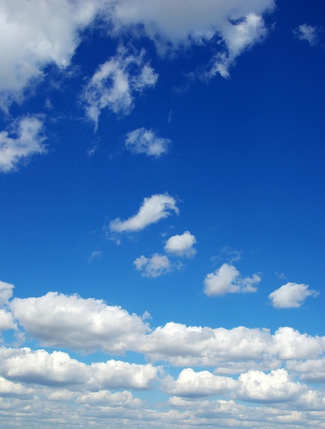 Fond de ciel bleu avec de petits nuages