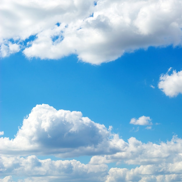 Fond de ciel bleu avec de petits nuages