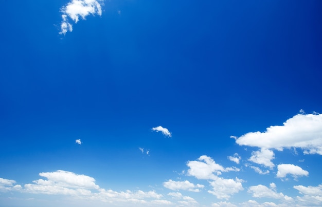 Fond de ciel bleu avec de petits nuages