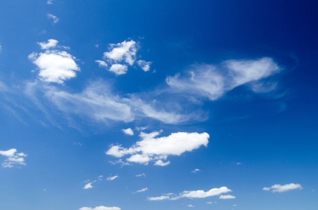 Fond de ciel bleu avec de petits nuages