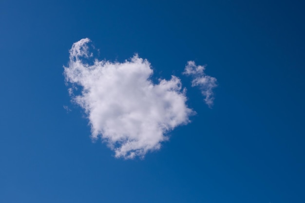 Fond de ciel bleu un seul nuage