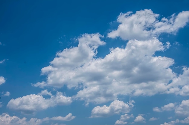 Fond de ciel bleu avec vue sur les nuages. Photo nature.