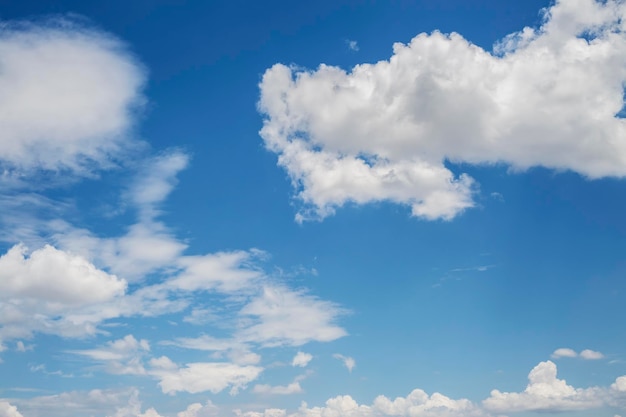 Fond de ciel bleu avec vue sur les nuages. Photo nature.