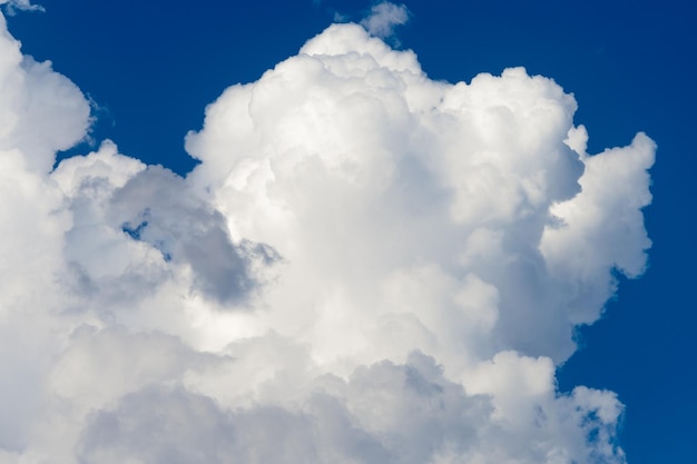 Fond d'un ciel céleste avec des nuages blancs