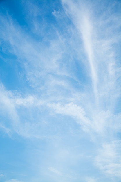 Fond de ciel, ciel bleu avec des nuages et du soleil