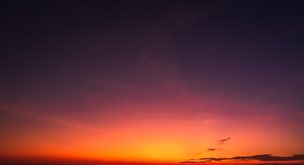 Fond de ciel coloré au crépuscule après le coucher du soleil avec un ciel crépusculaire bleu foncé en vue grand écran