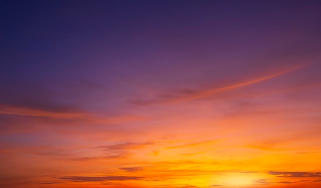 Fond de ciel coloré au crépuscule après le coucher du soleil avec des nuages de soleil orange sur le ciel bleu crépusculaire