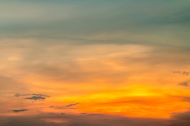 Fond de ciel coloré au crépuscule.