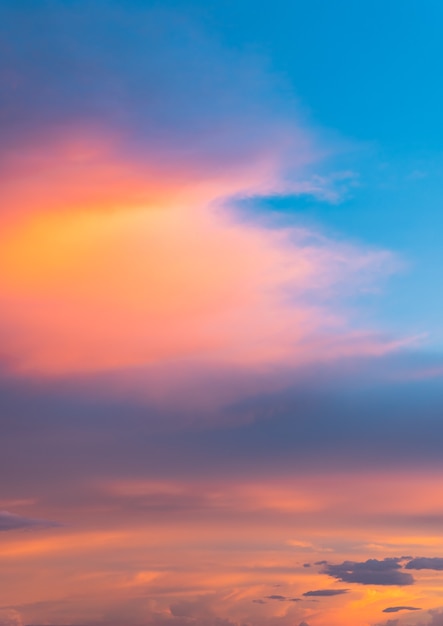 Fond de ciel coucher de soleil après le coucher du soleil dans la soirée, ciel crépuscule vertical.