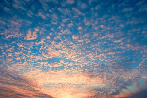 Fond de ciel coucher de soleil dramatique avec des nuages de feu