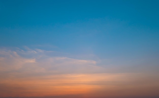 Fond de ciel coucher de soleil orange vif avec de doux nuages colorés flou artistique