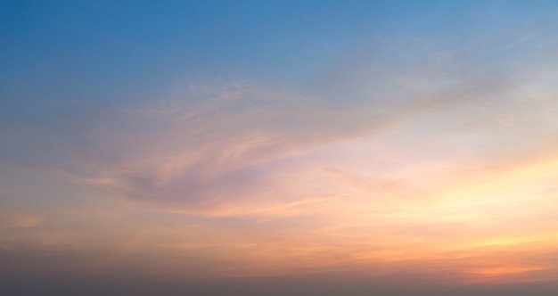 Fond de ciel coucher de soleil.