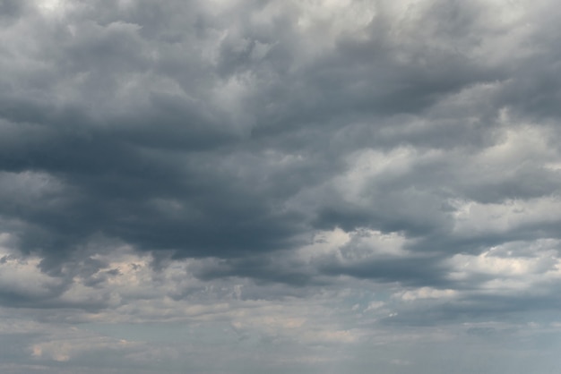 Fond de ciel dramatique bleu ciel nuageux orageux bleu foncé