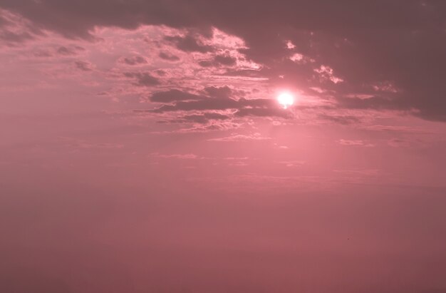 Fond de ciel dramatique sur le coucher du soleil. Composition naturelle. Afrique, Namibie